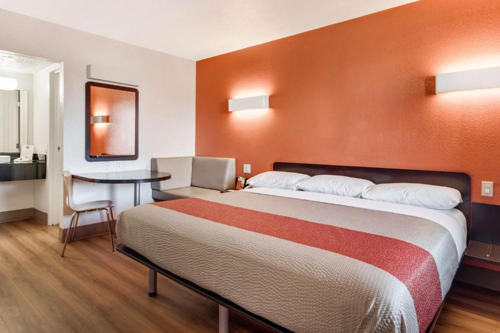 King Room - Non-Smoking interior
