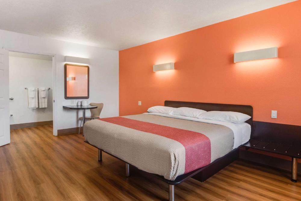 King Room - Disability Access - Non-Smoking interior